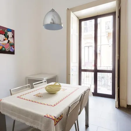 Casa Vacanze A Pochi Passi Da Bellini Apartamento *